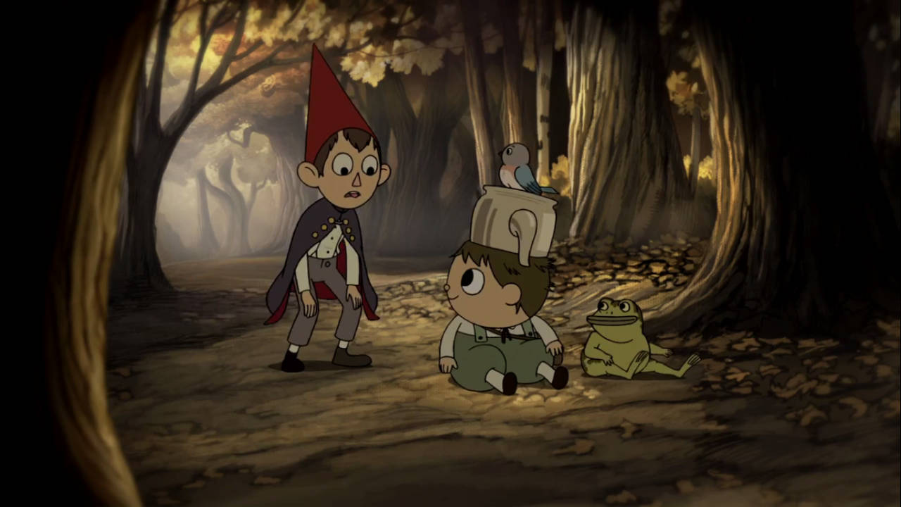 over the garden wall 桌布 壁紙 — 兩個動畫小孩與青蛙和鳥兒在迷霧秋林中，周圍是高聳的樹木和落葉。