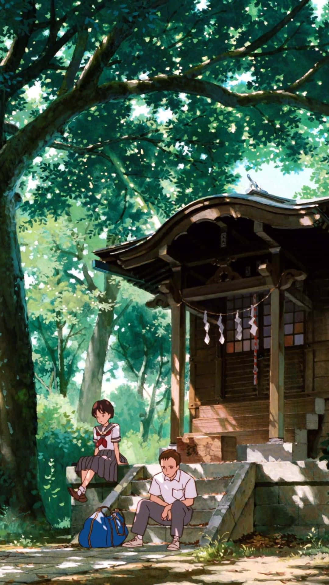 兩個小孩坐在陽光普照的森林中的傳統日本神社旁。 — 動畫風景 壁紙