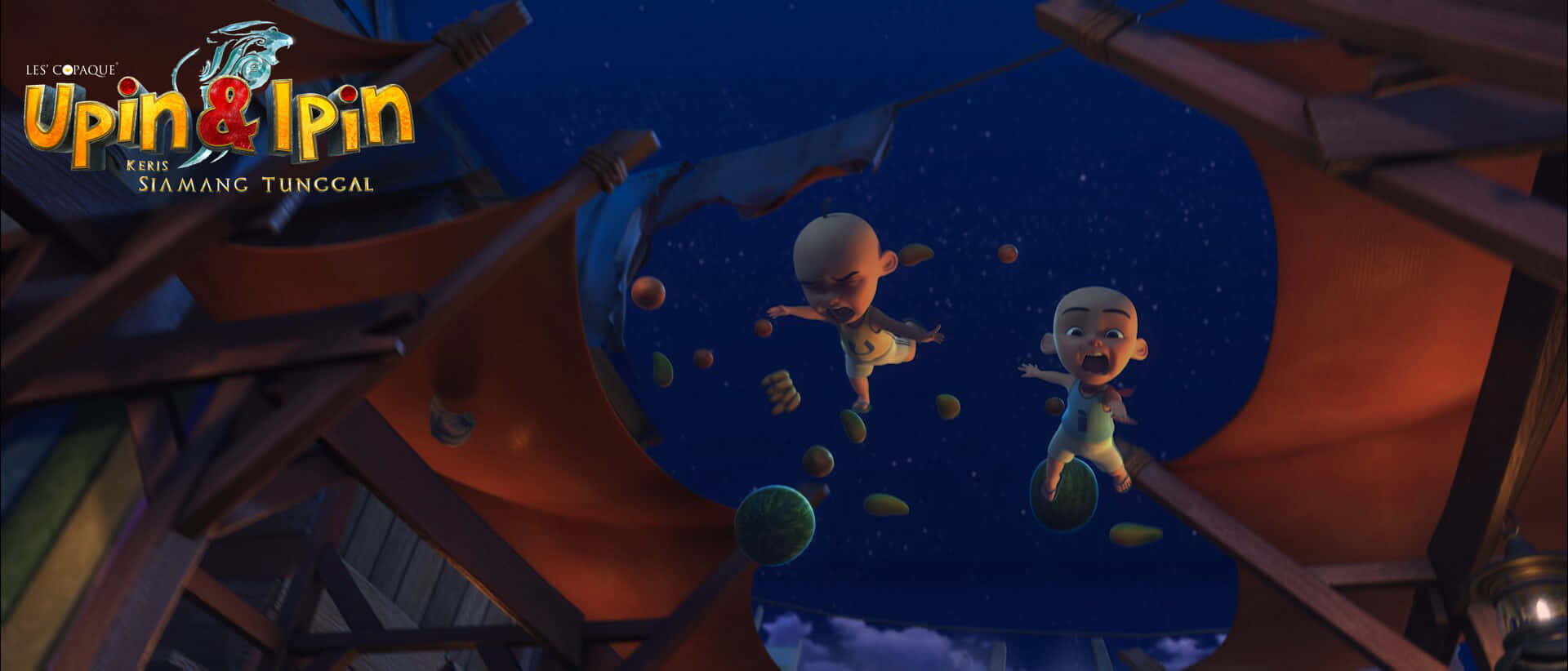 Upin Ipin 桌布 壁紙 — 兩個動畫幼兒在一個木結構中，在星光燦爛的夜空裡快樂地漂浮，周圍有漂浮的水果。