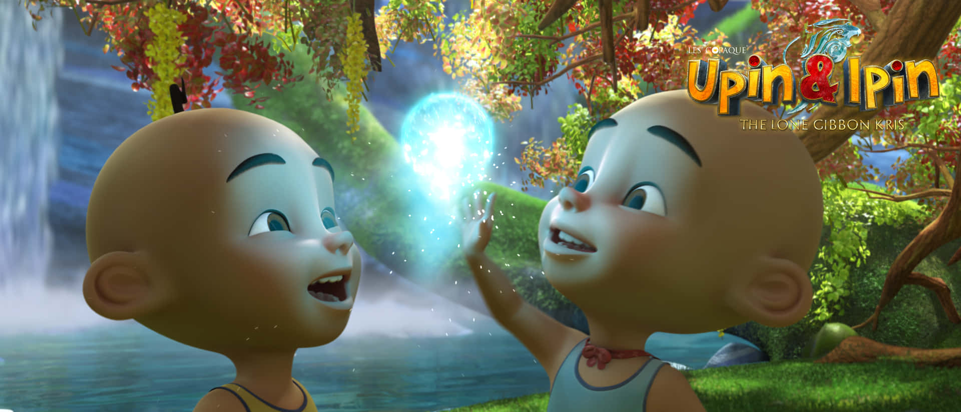 Upin Ipin 桌布 壁紙 — 兩個動畫幼兒在茂密的森林中，在瀑布附近愉快地與一個發光的魔法球互動。