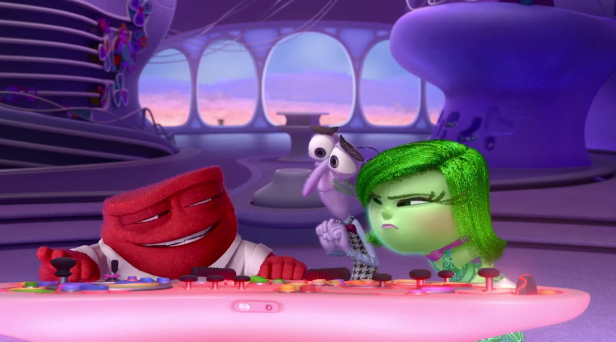 Fear Inside Out 桌布 壁紙 — 兩個動畫情感角色在一個未來風格的紫色指揮中心內，激烈地操作一個色彩繽紛的控制面板。