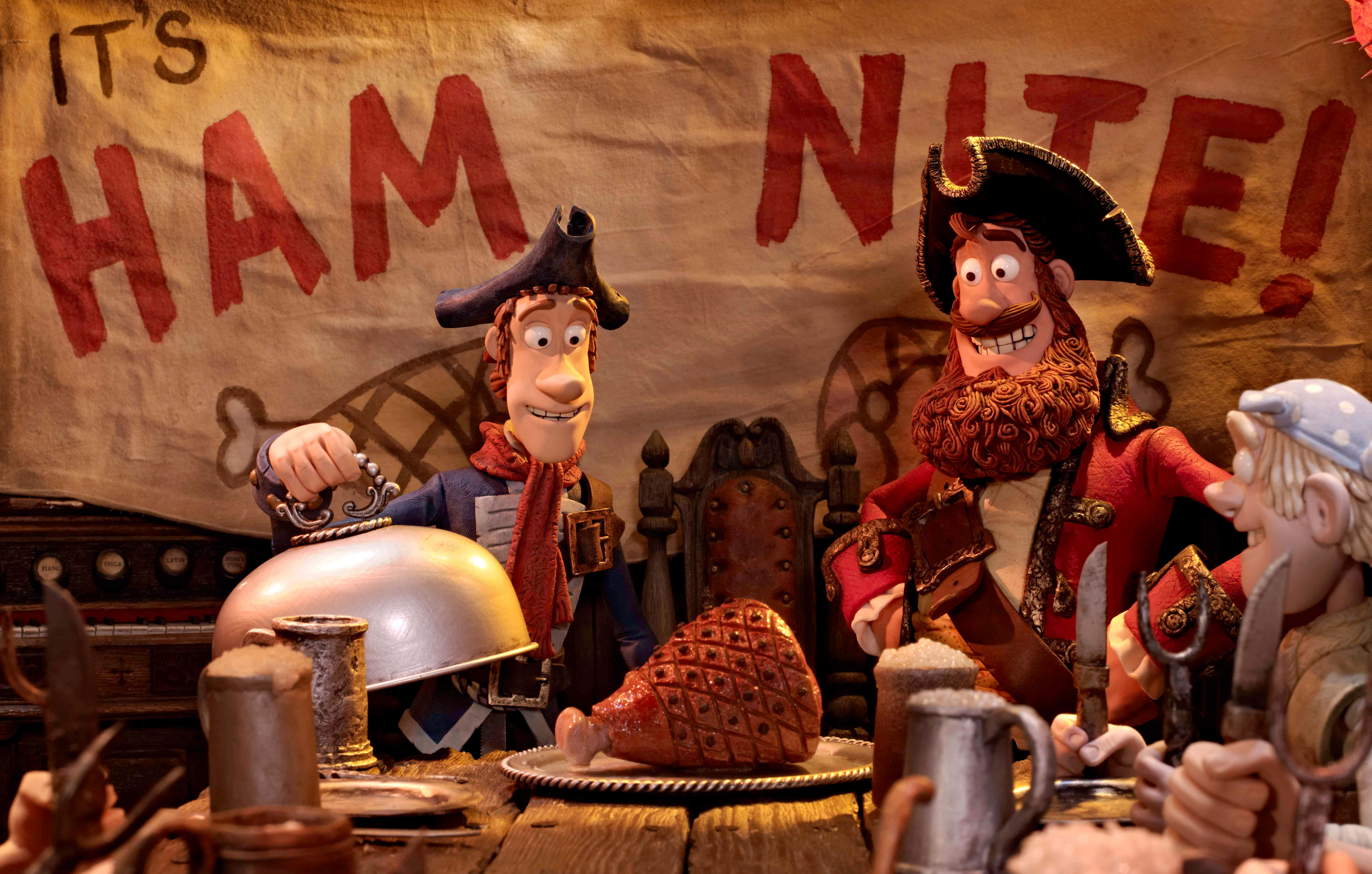 pirates 桌布 壁紙 — 兩個動畫海盜角色在鄉村風格的小酒館裡，在寫著「IT'S HAM NITE!」的橫幅下享用巨型火腿。