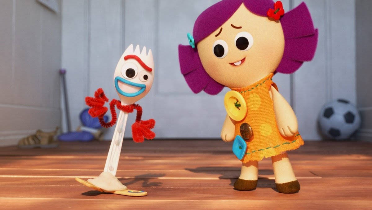 Forky 桌布 壁紙 — 兩個動畫玩具角色，一個叉子和一個紫髮女孩，站在陽光充足的房間的木地板上。