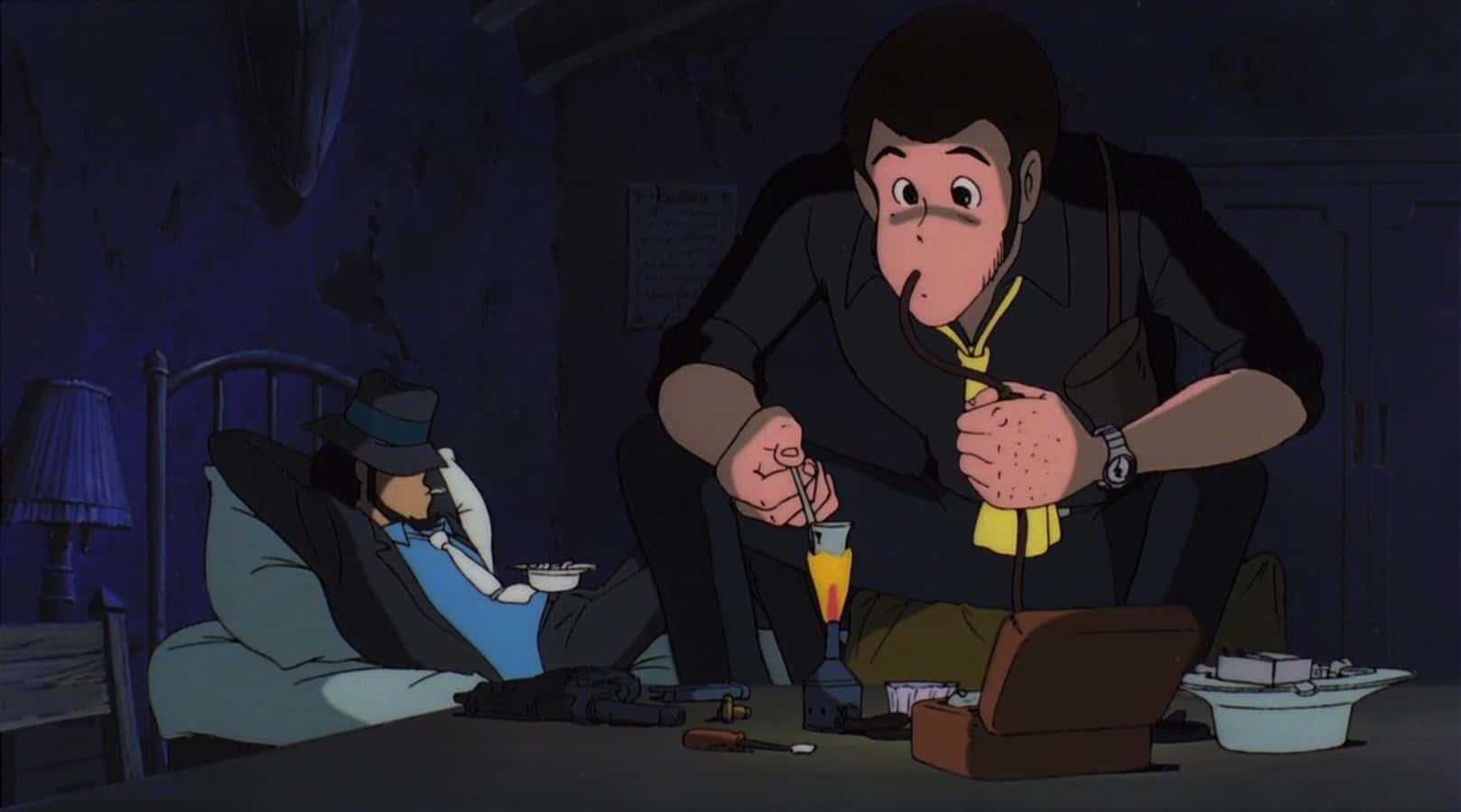 Lupin Iii The Castle Of Cagliostro 桌布 壁紙 — 兩個動畫男子在昏暗的房間裡，一個戴帽坐在床上，另一個跪著專注地調製飲料。