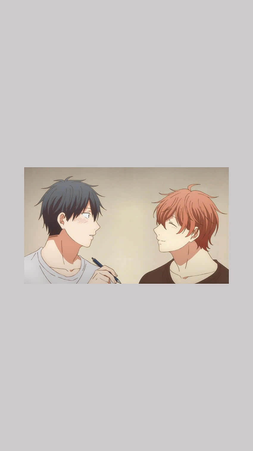 Given Anime 桌布 壁紙 — 兩個動畫男孩，一個深色頭髮一個紅色頭髮，在柔和光線的室內場景中面對面，其中一個拿著筆。