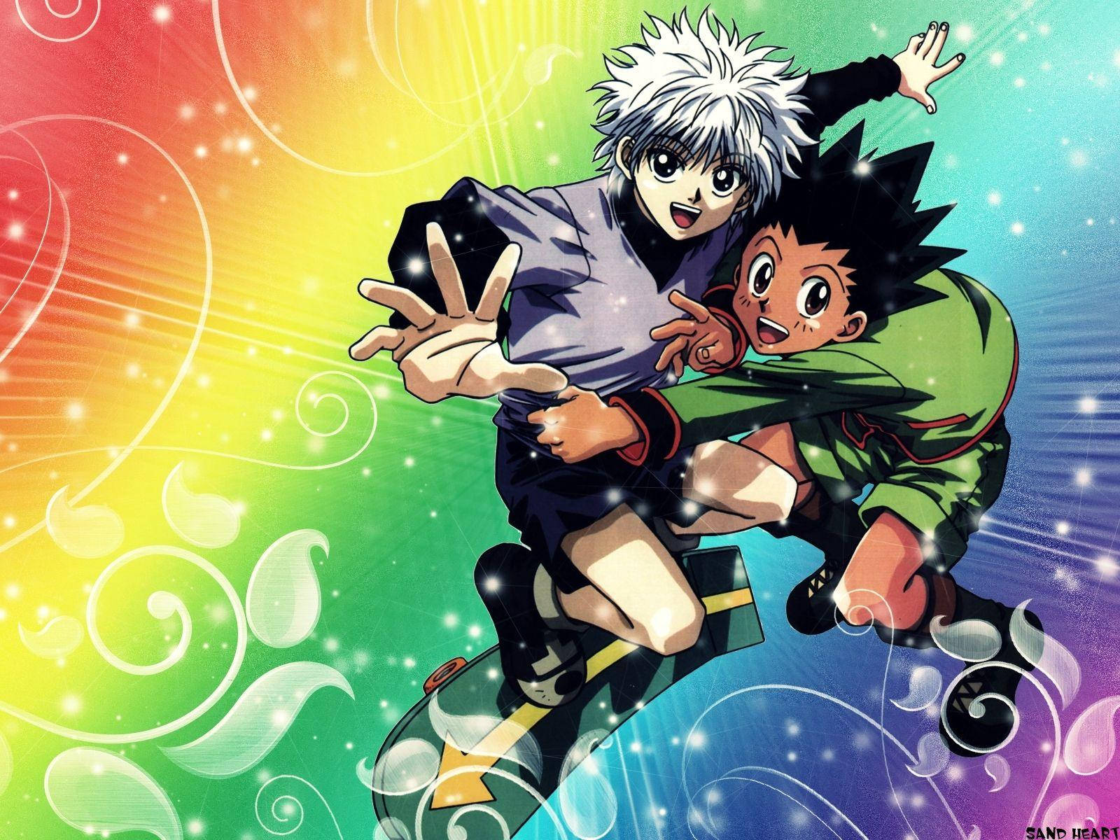 Top Anime 桌布 壁紙 — 兩個動畫男孩在充滿活力的彩虹漸變背景上玩滑板，背景有旋轉的白色圖案和閃爍的星星。
