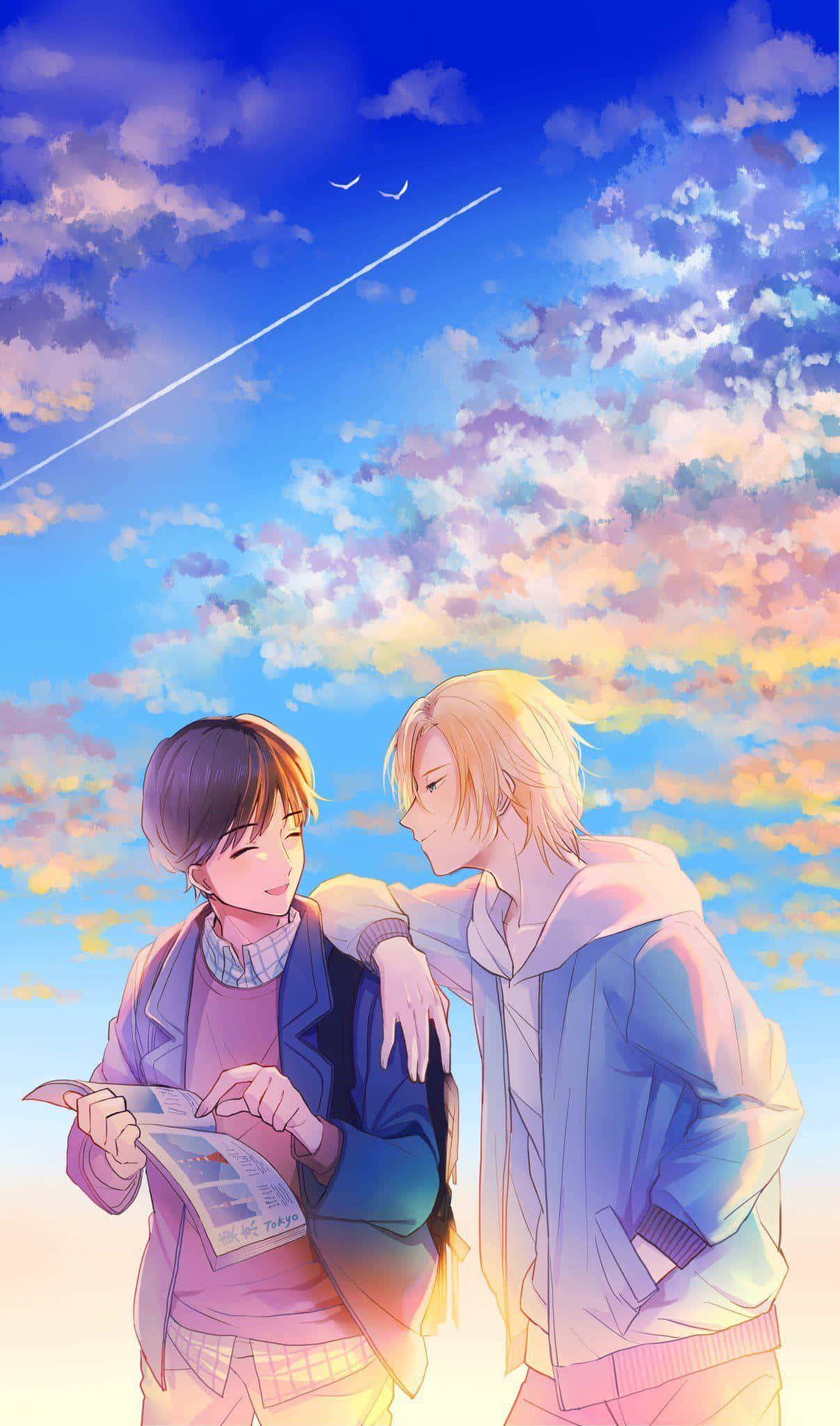 Banana Fish 桌布 壁紙 — 兩個動畫男孩在充滿活力的日落天空下，伴隨著柔軟的雲朵和遠處的飛機軌跡，分享一個溫暖的時刻。