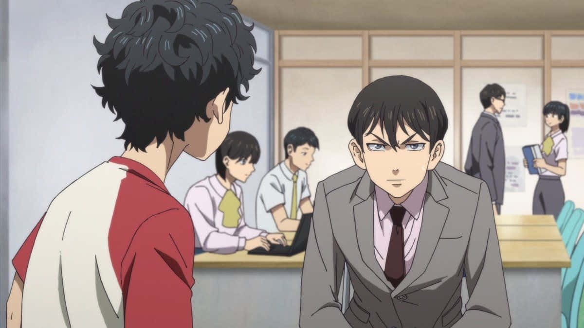 東京卍复仇者 桌布 壁紙 — 兩個動畫男孩在教室對峙，一個穿紅衫，另一個穿灰色西裝，表情激烈。