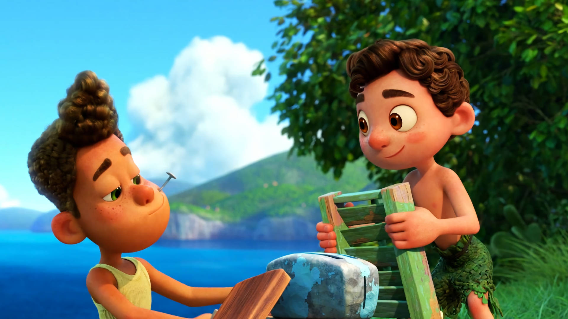 Pixar Luca 桌布 壁紙 — 兩個動畫男孩在陽光明媚的熱帶海岸上建造一艘木船，身後是茂密的綠色植物和藍色海洋。