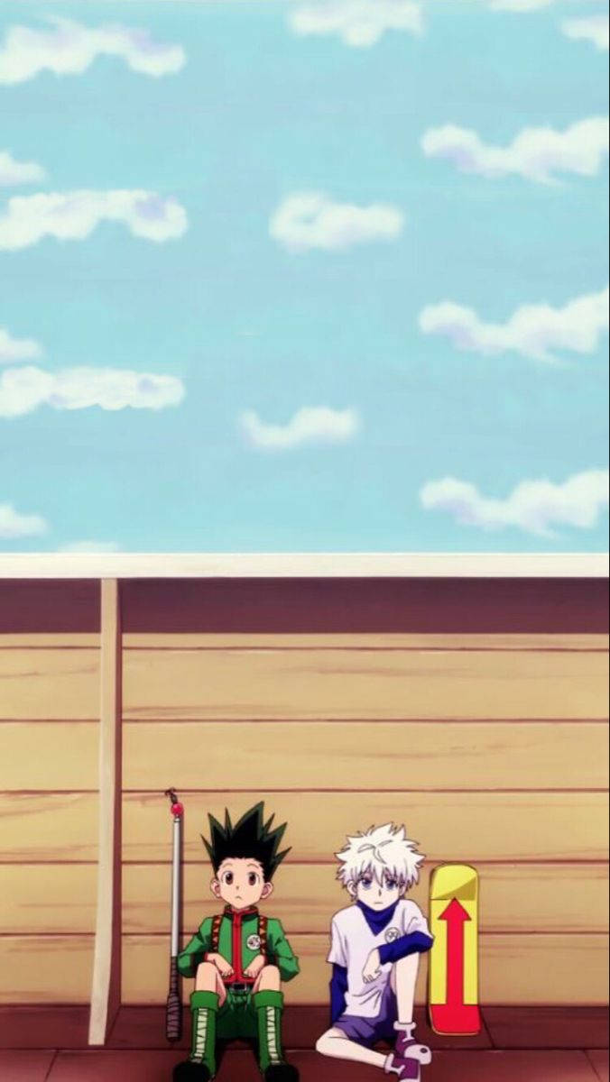 Hunter X Hunter iPhone 桌布 壁紙 — 兩個動畫男孩坐在木地板上靠著牆，頭上是明亮的藍天和蓬鬆的雲朵。