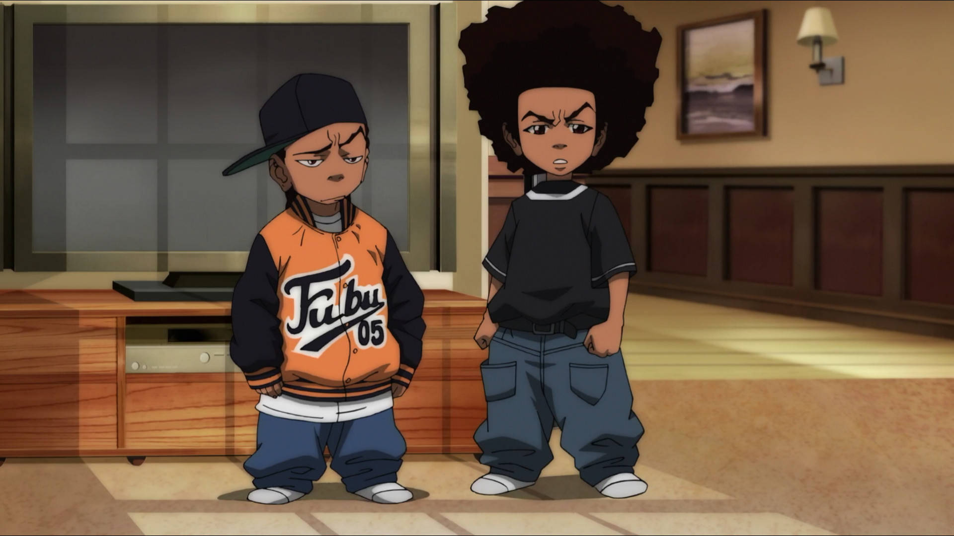Boondocks 桌布 壁紙 — 兩個動畫男孩穿著休閒服，站在一個有電視和木製家具的溫馨客廳裡。