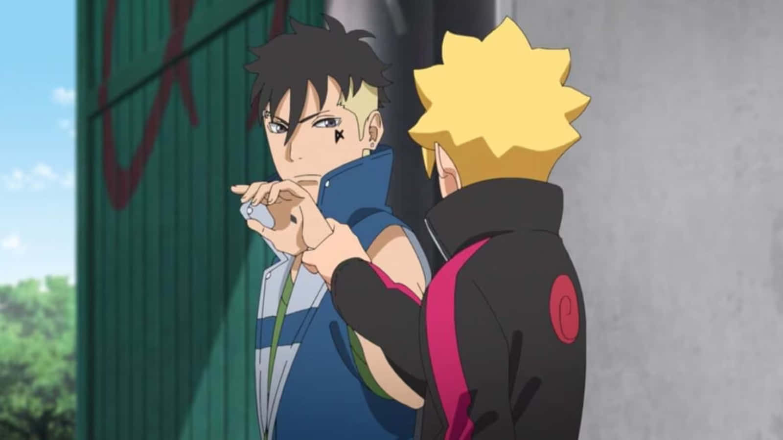 Boruto Vs Kawaki 桌布 壁紙 — 兩個動畫男孩站在綠色牆壁附近，一個有尖刺金髮和黑色外套，另一個有深色頭髮和藍色外套，拿著一個小物件。