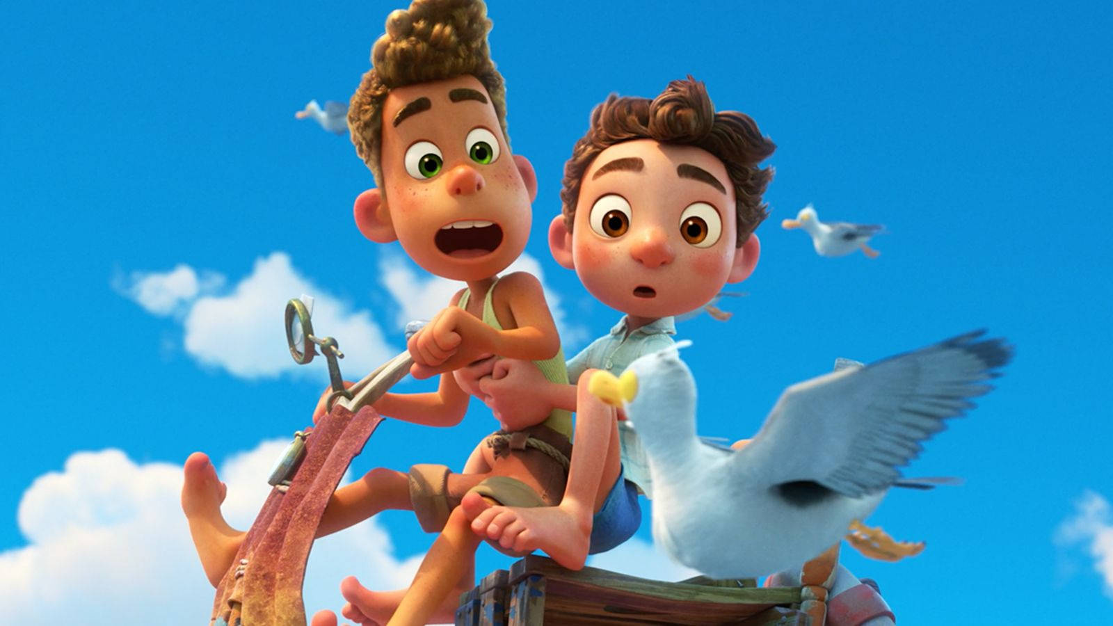 Pixar Luca 桌布 壁紙 — 兩個動畫男孩騎著海鷗穿過明亮的藍天，天空中有蓬鬆的白雲和海鷗在他們周圍飛翔。