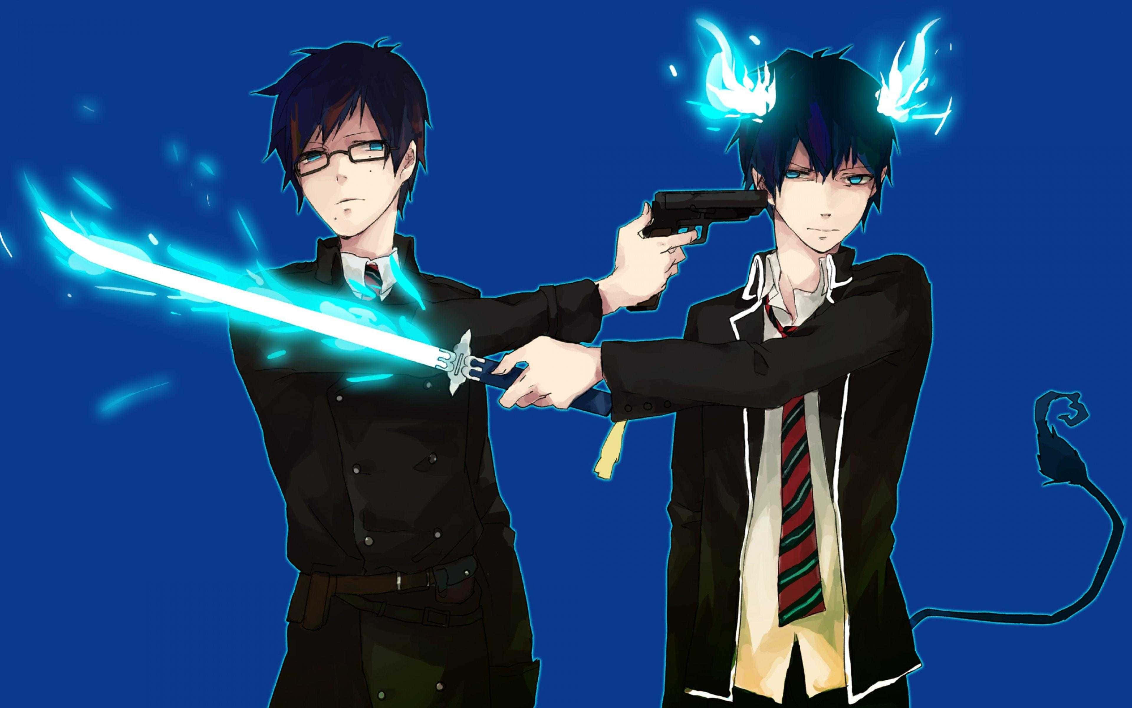 Blue Exorcist 桌布 壁紙 — 兩個動畫男學生穿著校服，在純藍色背景上以發光的藍色劍和槍交鋒。