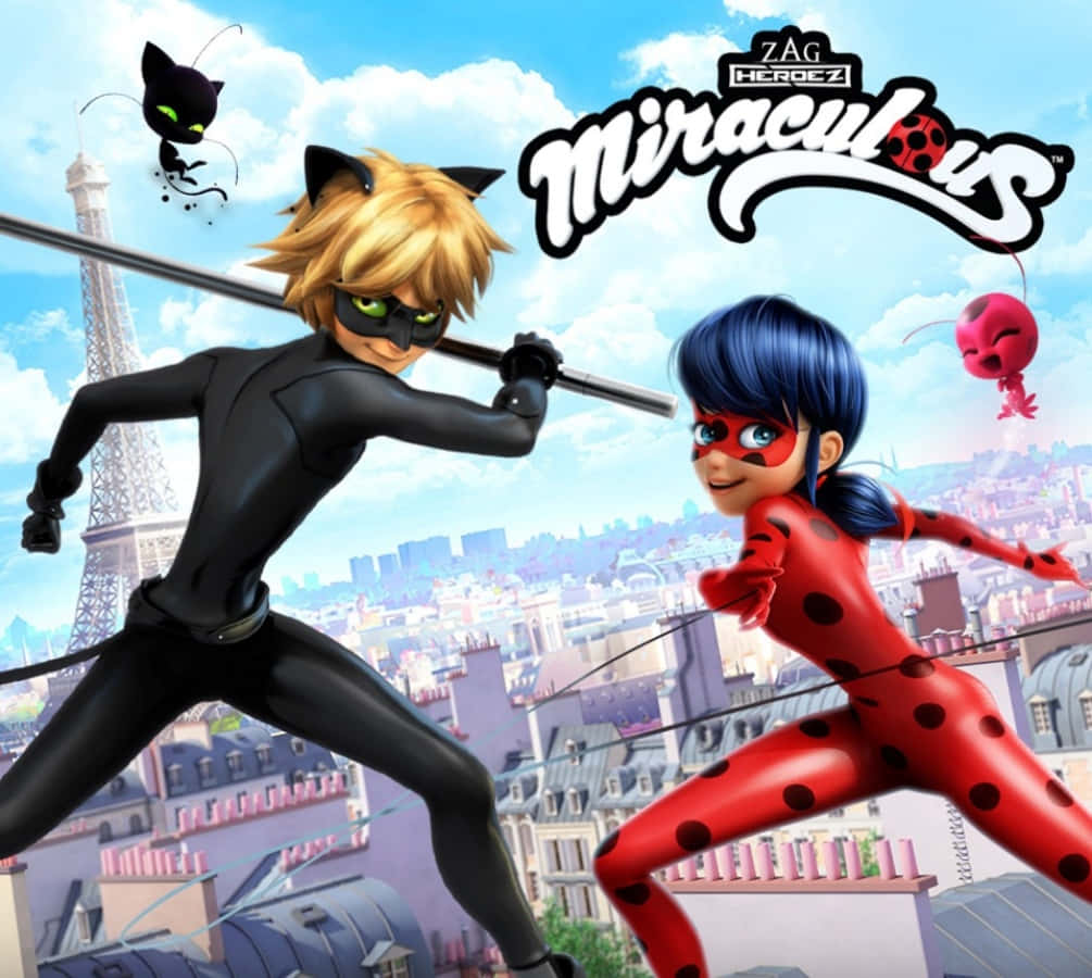 Miraculous 桌布 壁紙 — 兩個動畫英雄穿著超級英雄服裝跳過巴黎屋頂，身後是艾菲爾鐵塔。
