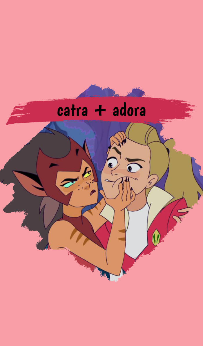 女同志 桌布 壁紙 — 兩個動畫角色 Catra 和 Adora 在粉紅色背景和紅色橫幅前擺出親密姿勢。