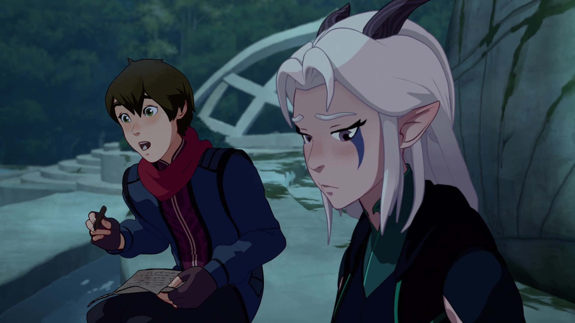 The Dragon Prince 桌布 壁紙 — 兩個動畫角色，一個有白髮和角，另一個有棕髮和紅色圍巾，坐在昏暗森林中的石結構附近。