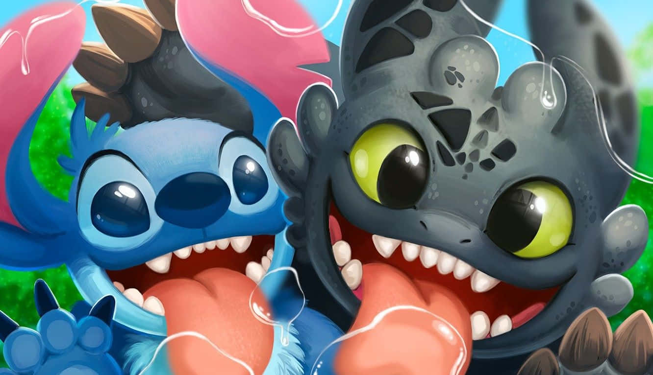 Cute Lilo And Stitch 桌布 壁紙 — 兩個動畫角色，一個藍色外星人和一條灰色龍，開心舔著一個共享的泡泡，睜大眼睛，露出牙齒笑容。