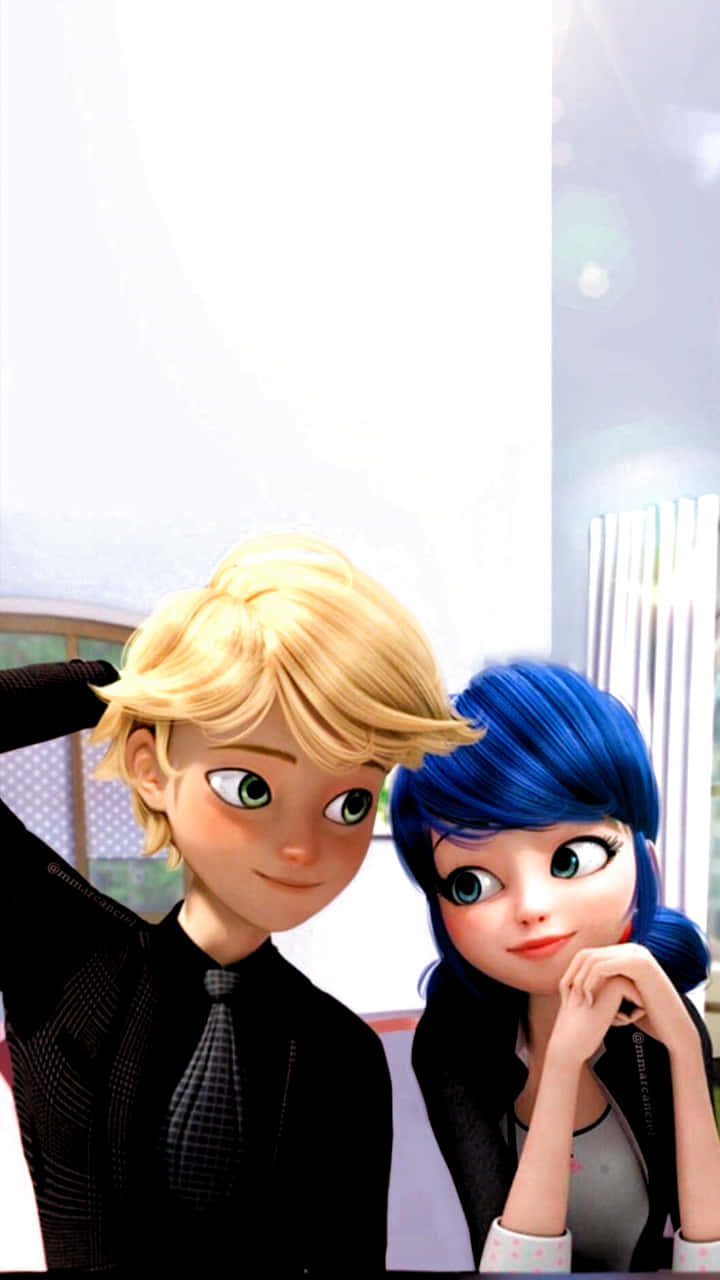 Marinette And Adrien 桌布 壁紙 — 兩個動畫角色，一個金髮一個藍髮，在明亮的室內環境中溫暖地微笑。