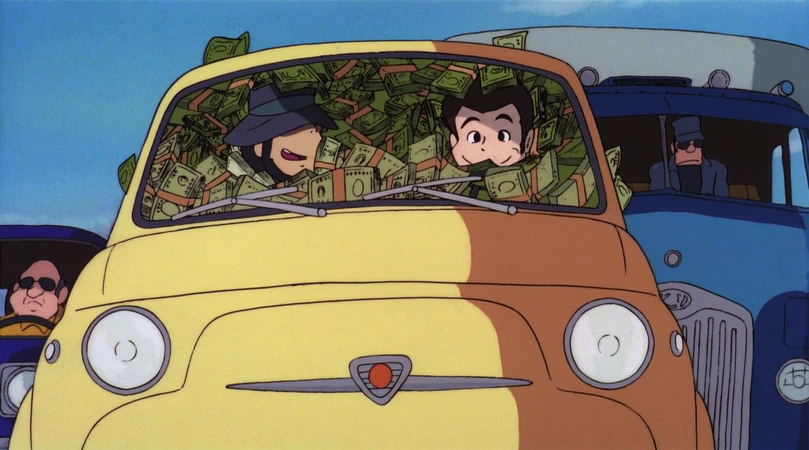 Lupin Iii The Castle Of Cagliostro 桌布 壁紙 — 兩個動畫角色在晴朗藍天下，從一輛裝滿綠色現金的黃色汽車中咧嘴笑。