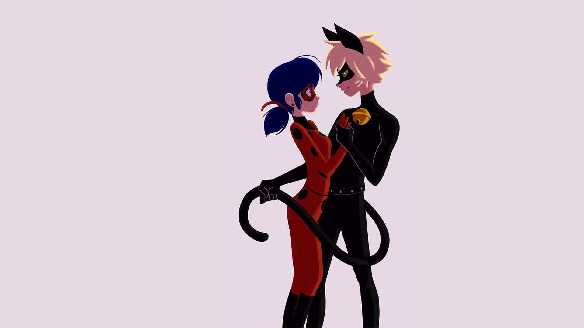 Ladybug And Cat Noir 桌布 壁紙 — 兩個動畫角色穿著超級英雄服裝在柔和的薰衣草背景上擁抱。