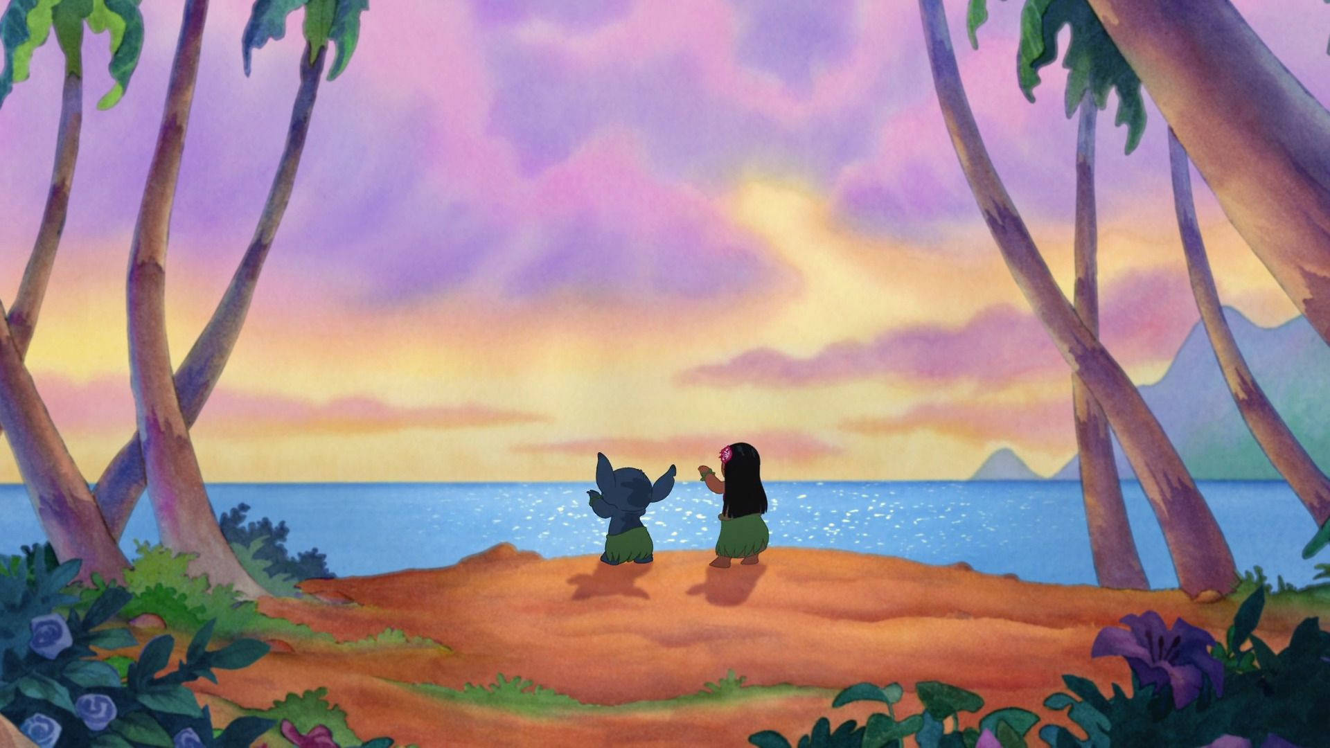 lilo 桌布 壁紙 — 兩個動畫角色站在熱帶海灘上，夕陽西下，棕櫚樹環繞，天空呈現鮮豔的紫色和橙色。