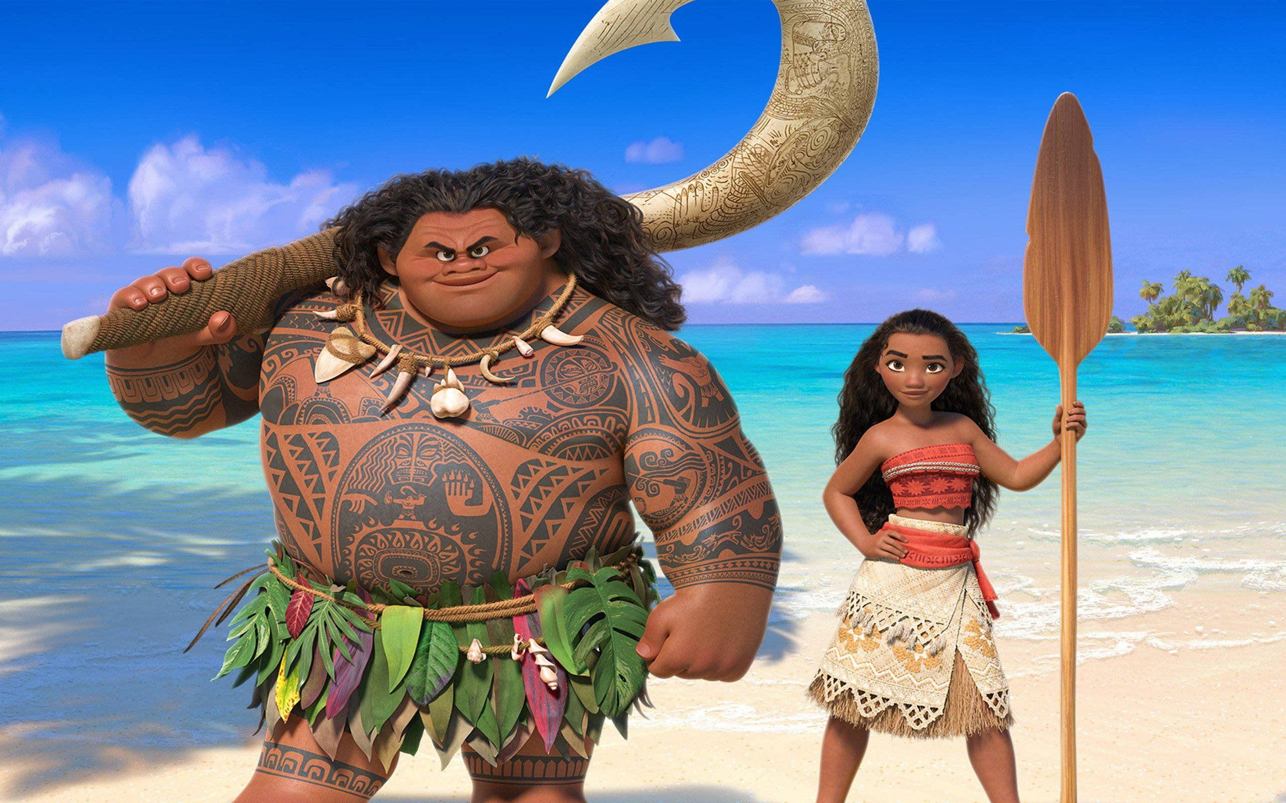 Moana 桌布 壁紙 — 兩個動畫角色站在熱帶海灘上，有藍綠色的海水和天空中的巨大魚鉤。
