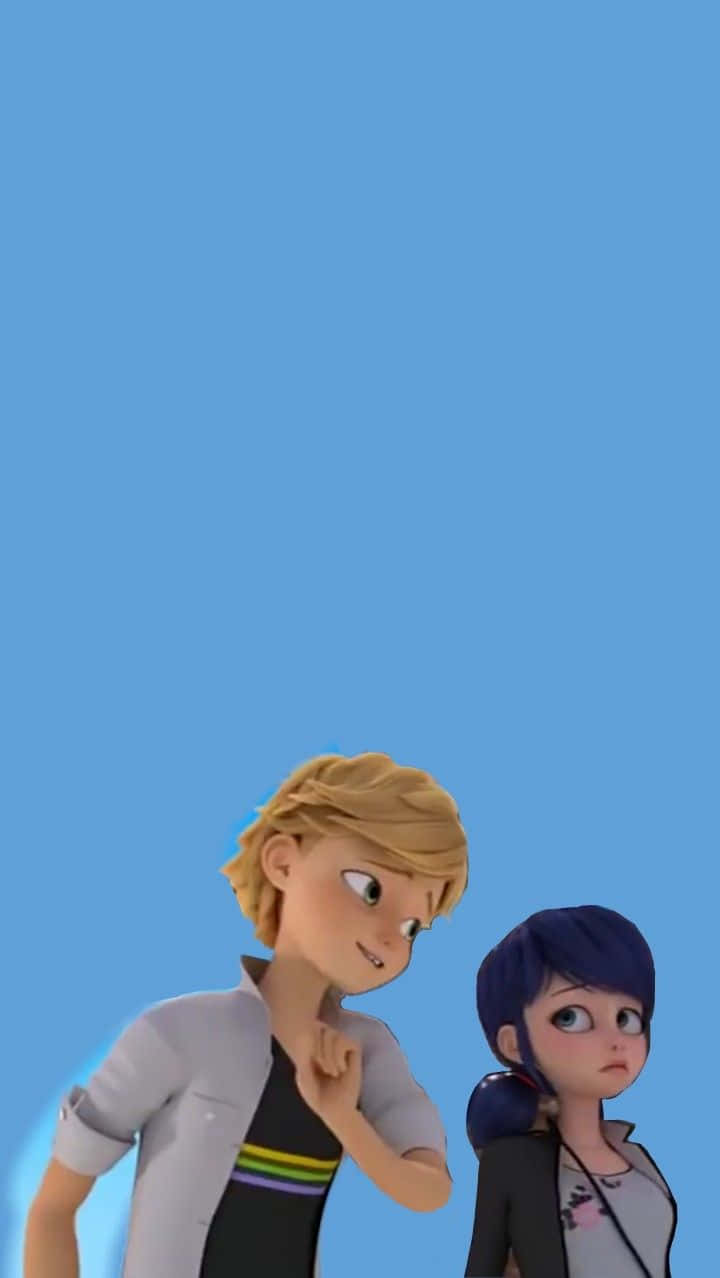 Marinette And Adrien 桌布 壁紙 — 兩個動畫角色站在純藍色背景前，一個若有所思地微笑，另一個帶著好奇的表情向上看。