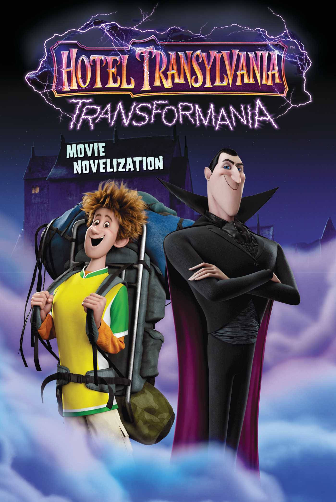hotel transylvania transformania 桌布 壁紙 — 兩個動畫角色站在雲端上，一個是揹著背包的男孩，另一個是披著斗篷的吸血鬼，背景是暴風雨的紫色天空。
