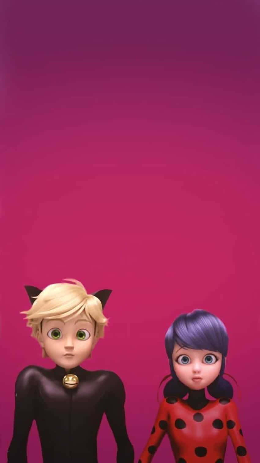 Miraculous Ladybug Adrien 桌布 壁紙 — 兩個動畫超級英雄小孩穿著戲服，站在純洋紅色背景前。