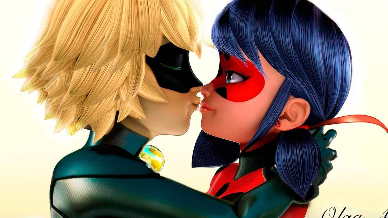 ladybug and cat noir kiss 桌布 壁紙 — 兩個動畫超級英雄穿著戲服，在柔和發光的背景前親密接吻。