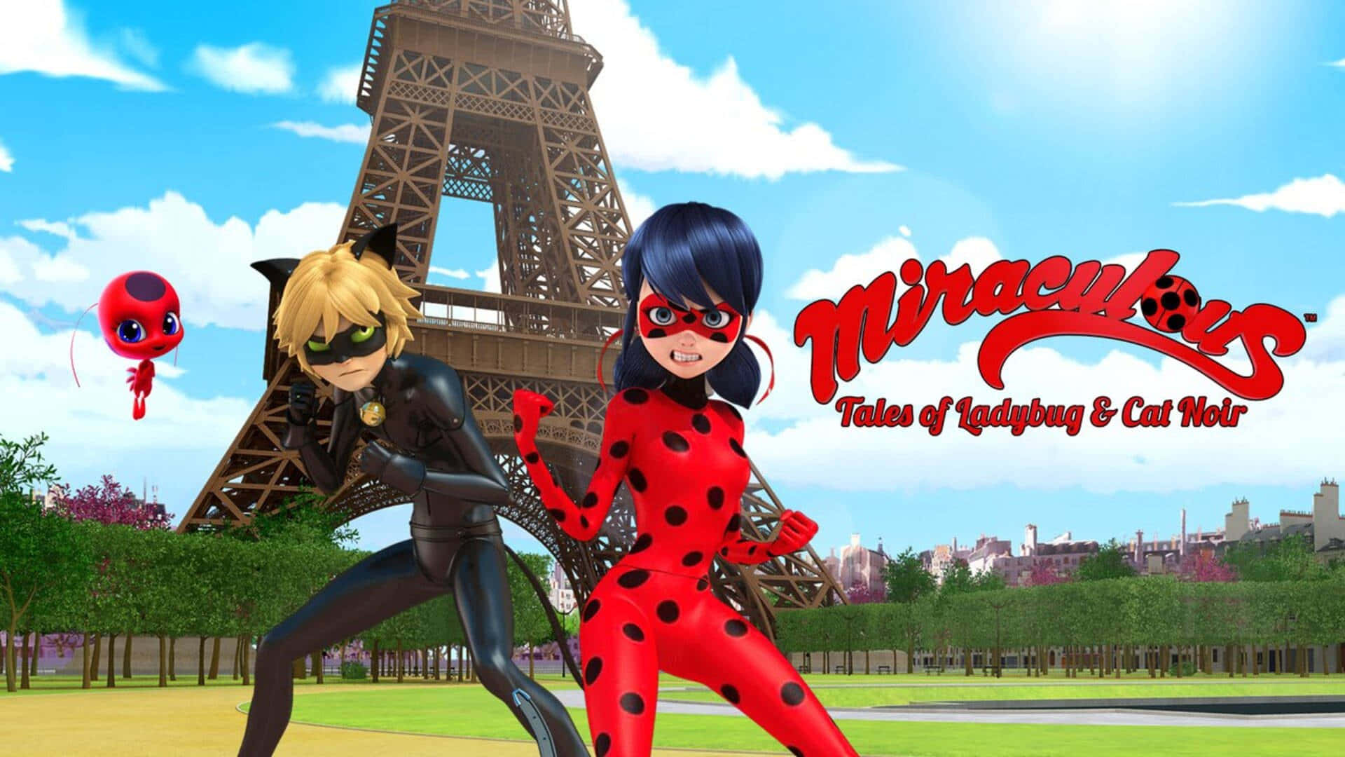 Miraculous 桌布 壁紙 — 兩個動畫超級英雄穿著紅色和黑色套裝，在明亮的藍天下於艾菲爾鐵塔前英勇地擺姿勢。