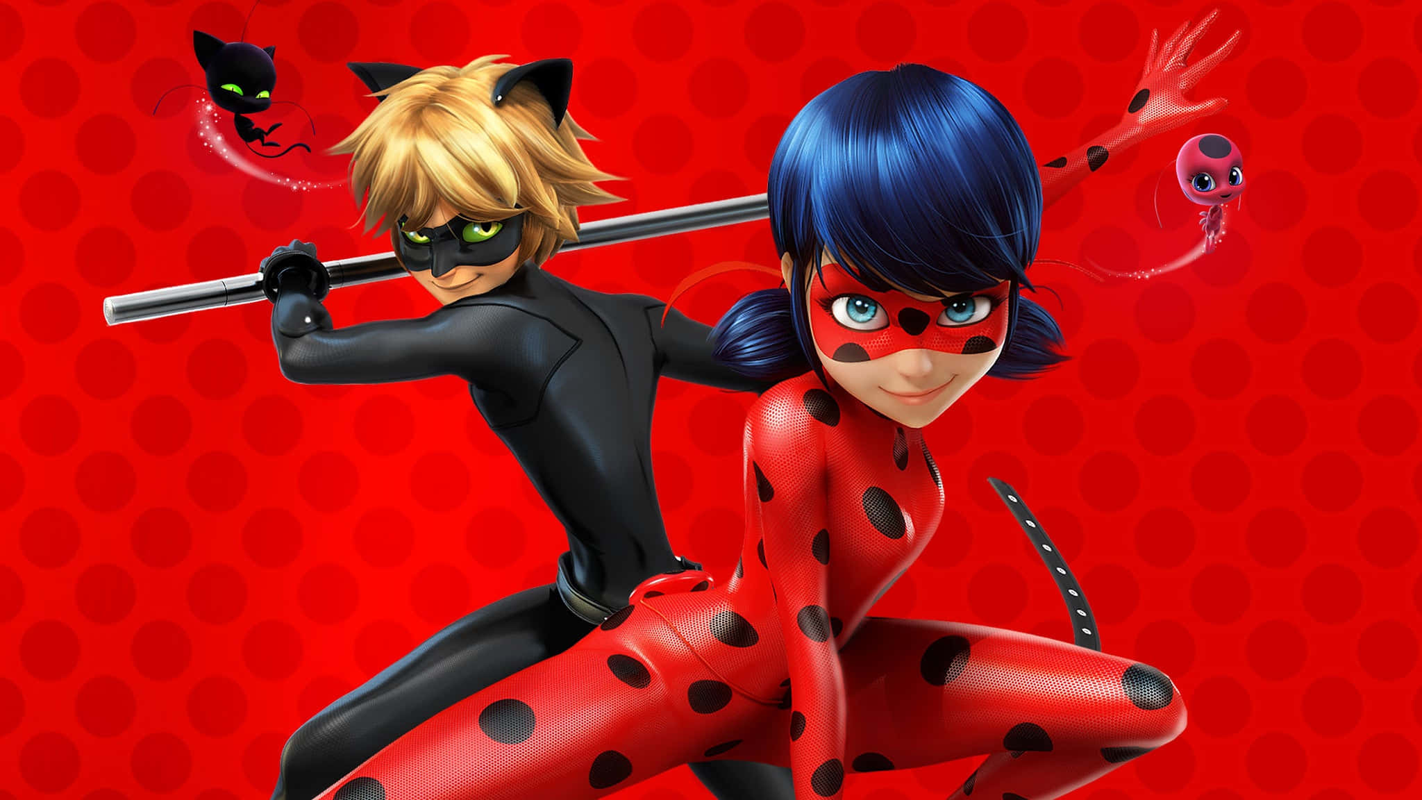 Miraculous 桌布 壁紙 — 兩個動畫超級英雄穿著貓主題服裝，在鮮紅色圓點背景前動態擺姿勢。