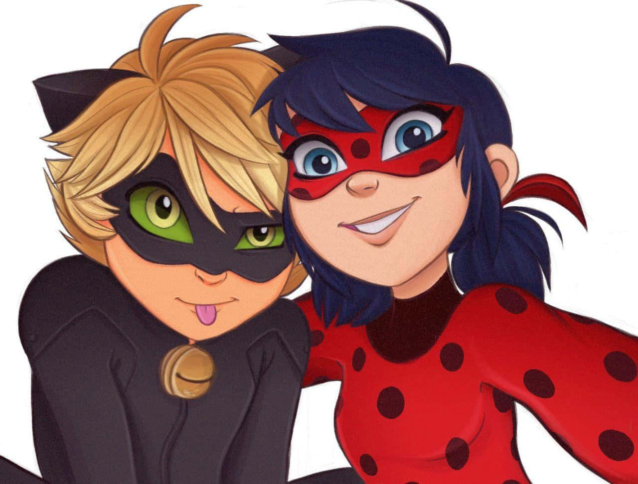 Ladybug And Cat Noir 桌布 壁紙 — 兩個動畫超級英雄穿著鮮豔服裝，在純白背景前開心地擺姿勢。