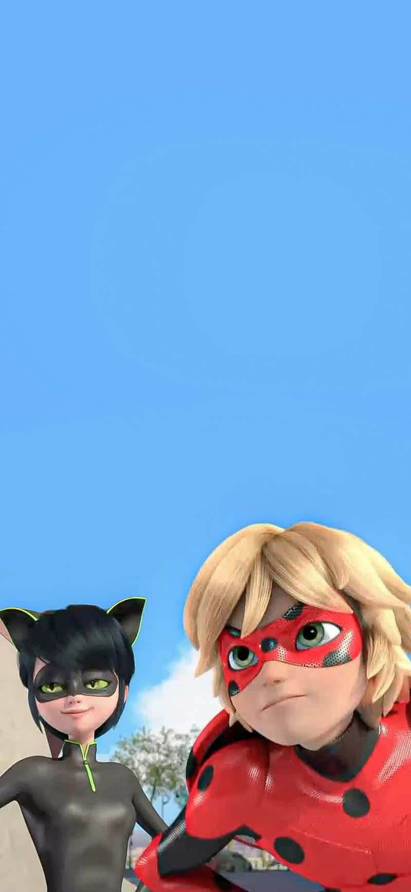 Miraculous Ladybug Adrien 桌布 壁紙 — 兩個動畫超級英雄角色，一個穿著紅色圓點套裝，另一個穿著黑色貓女套裝，站在晴朗的藍天下。