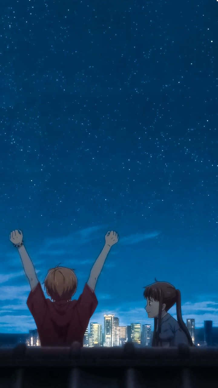 Kyo Sohma 桌布 壁紙 — 兩個動畫青少年仰望發光城市上空繁星點點的夜空，舉起雙臂，充滿驚奇。