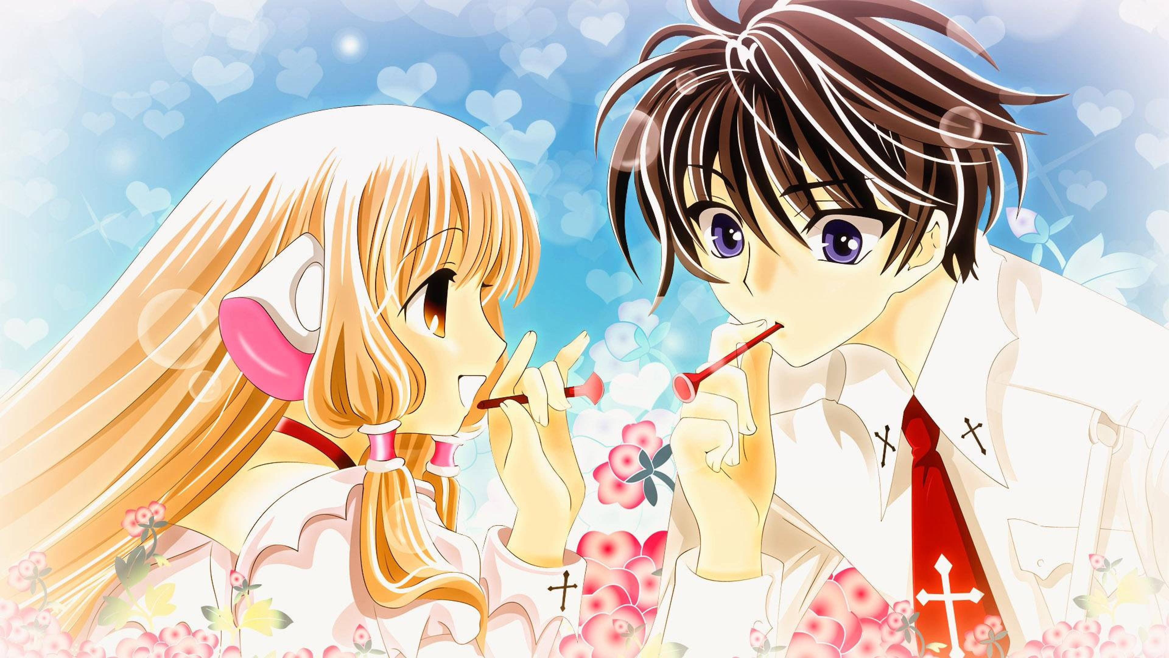 Chobits 桌布 壁紙 — 兩個動畫青少年在明亮的藍天下，在漂浮的心形和粉紅花朵中分享一個溫柔的時刻，互相飛吻。