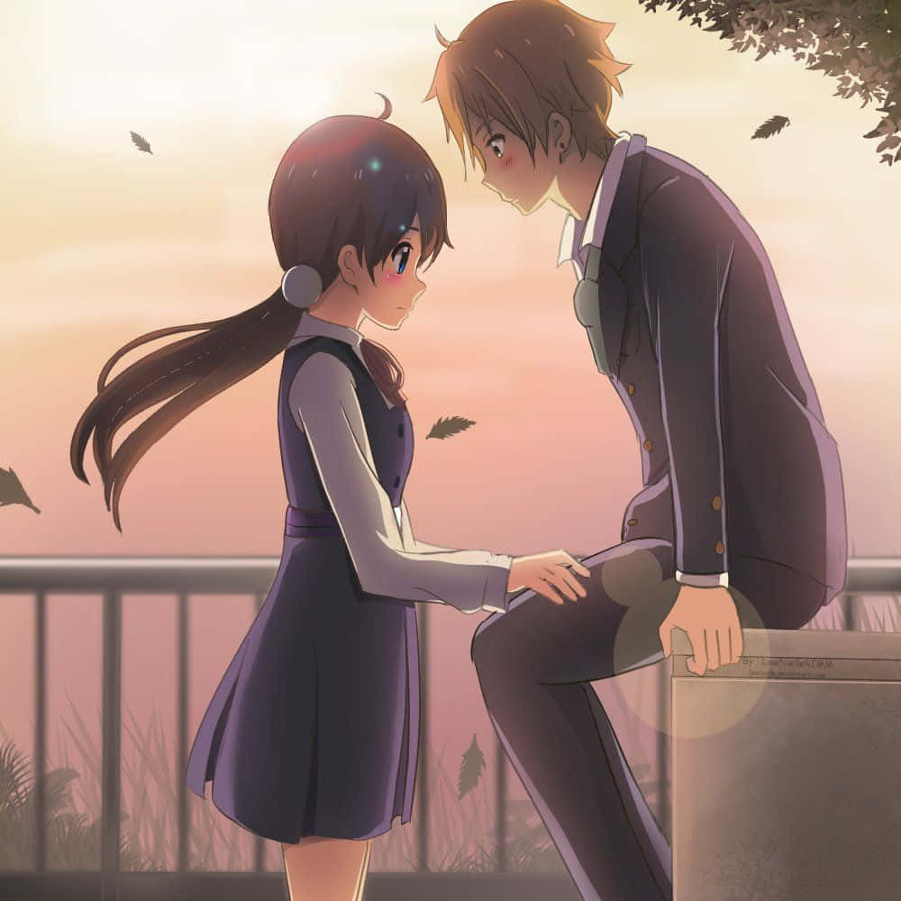Love Story 桌布 壁紙 — 兩個動畫青少年在柔和的日落天空和落葉背景下牽著手，分享一個溫柔的時刻。
