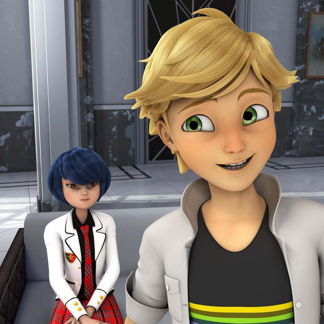 Adrien Agreste 桌布 壁紙 — 兩個動畫青少年坐在現代沙發上，一個藍色頭髮穿著校服，另一個金色頭髮燦爛微笑。