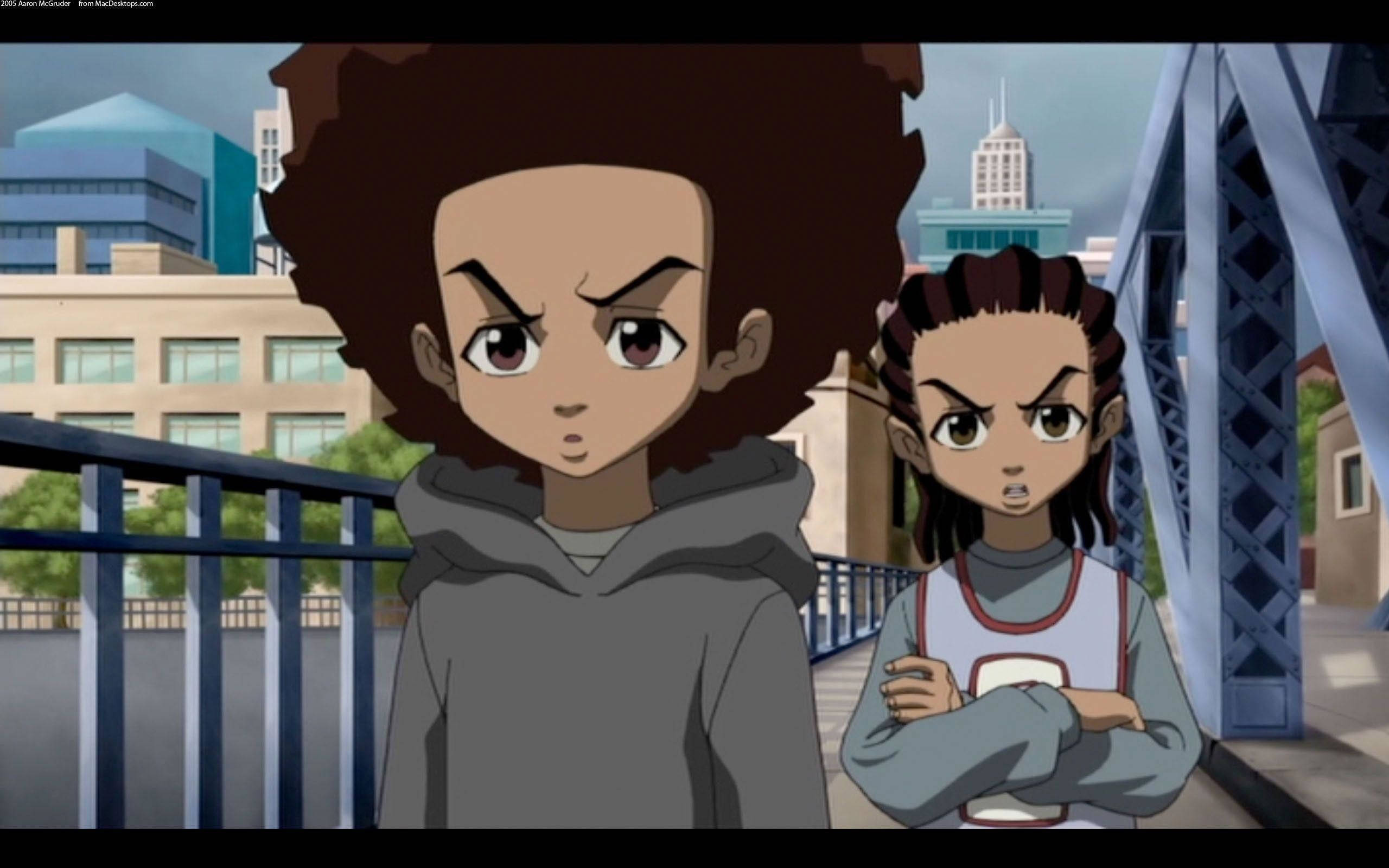 Boondocks 桌布 壁紙 — 兩個動畫青少年帶著憤怒的表情站在一座橋上，俯瞰著現代建築的城市景觀。
