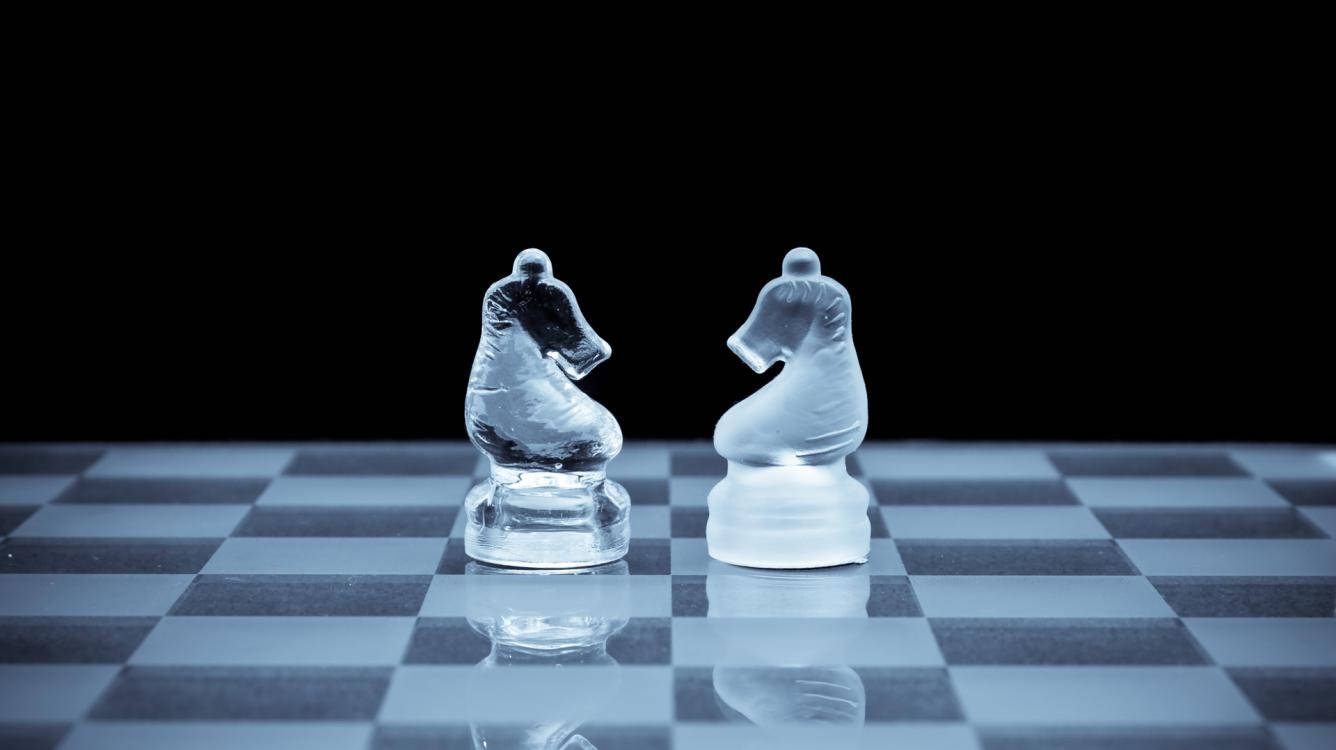 西洋棋 桌布 壁紙 — 兩個半透明玻璃西洋棋騎士在黑色背景的棋盤上互相對峙。