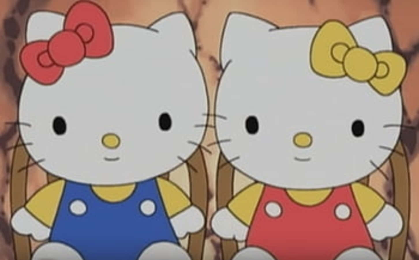 Mimmy White 桌布 壁紙 — 兩個卡通Hello Kitty角色並排而坐，身穿色彩繽紛的吊帶褲，頭上戴著蝴蝶結。