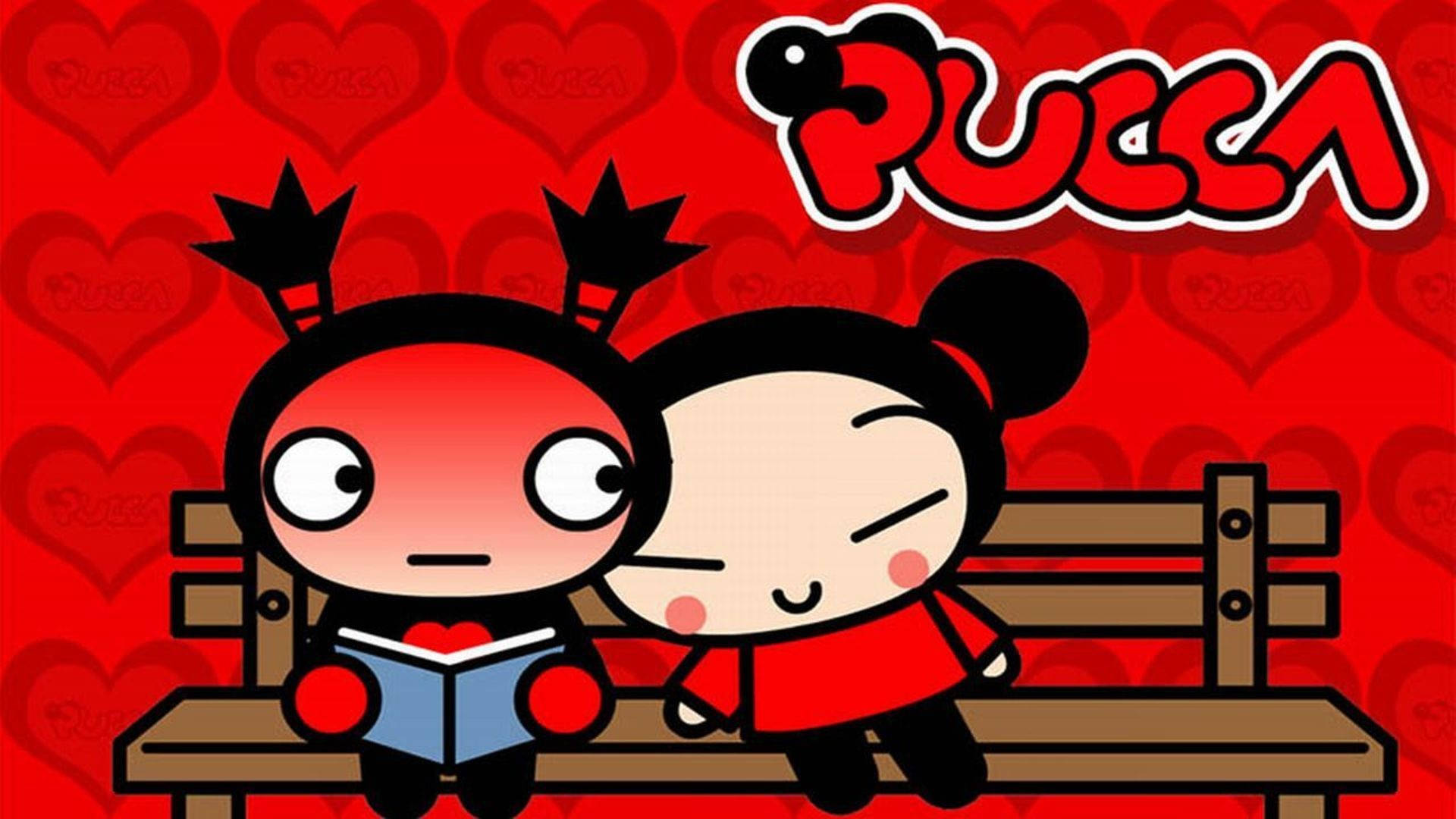Pucca 桌布 壁紙 — 兩個卡通人物坐在長椅上，背景是紅色心形圖案，並有粗體風格字體寫著 Pucca。