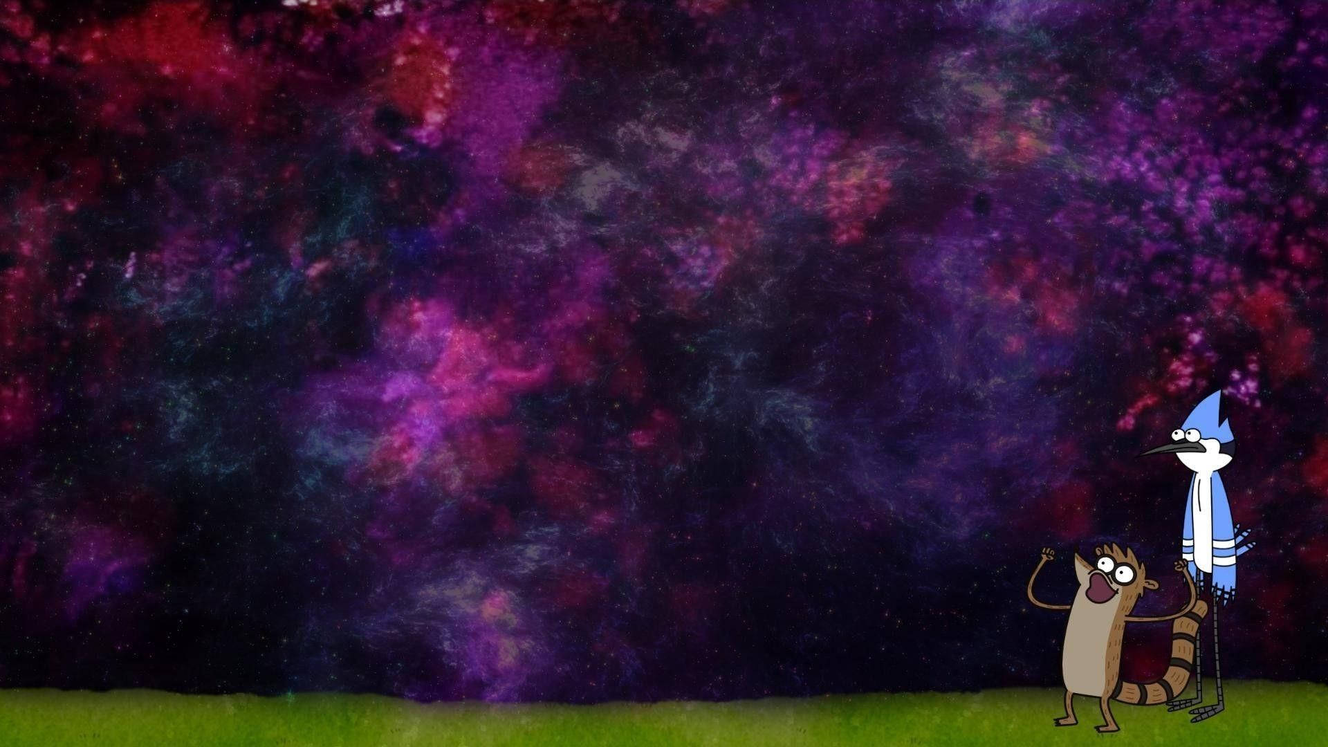 Regular 桌布 壁紙 — 兩個卡通人物站在草地上，凝視著夜空中充滿活力的紫色和紅色宇宙星雲。