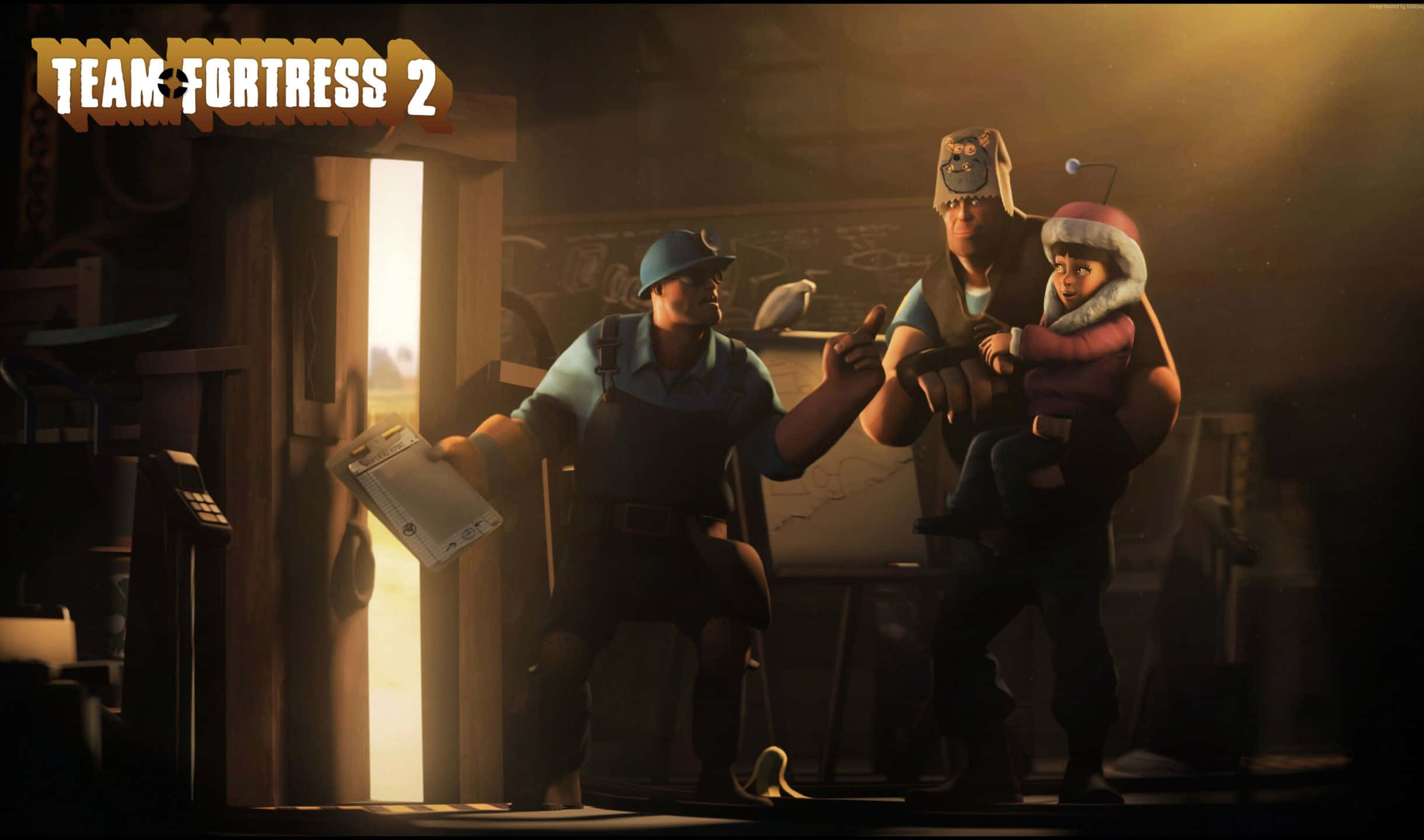 2440x1440 Tf2 桌布 壁紙 — 兩個卡通士兵在昏暗的工作坊中，一個拿著剪貼板，另一個抱著穿著節日服裝的小孩。