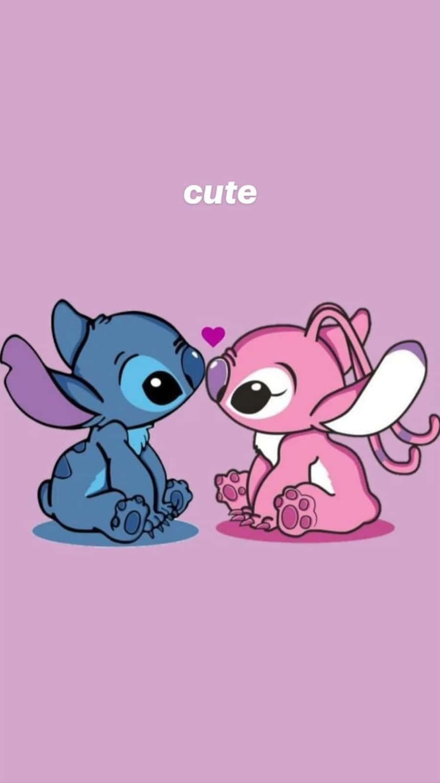 Love Stitch And Angel 桌布 壁紙 — 兩個卡通外星人，藍色史迪奇和粉紅色安琪，面對面坐著，中間有一個愛心，背景是柔和的粉紅色。