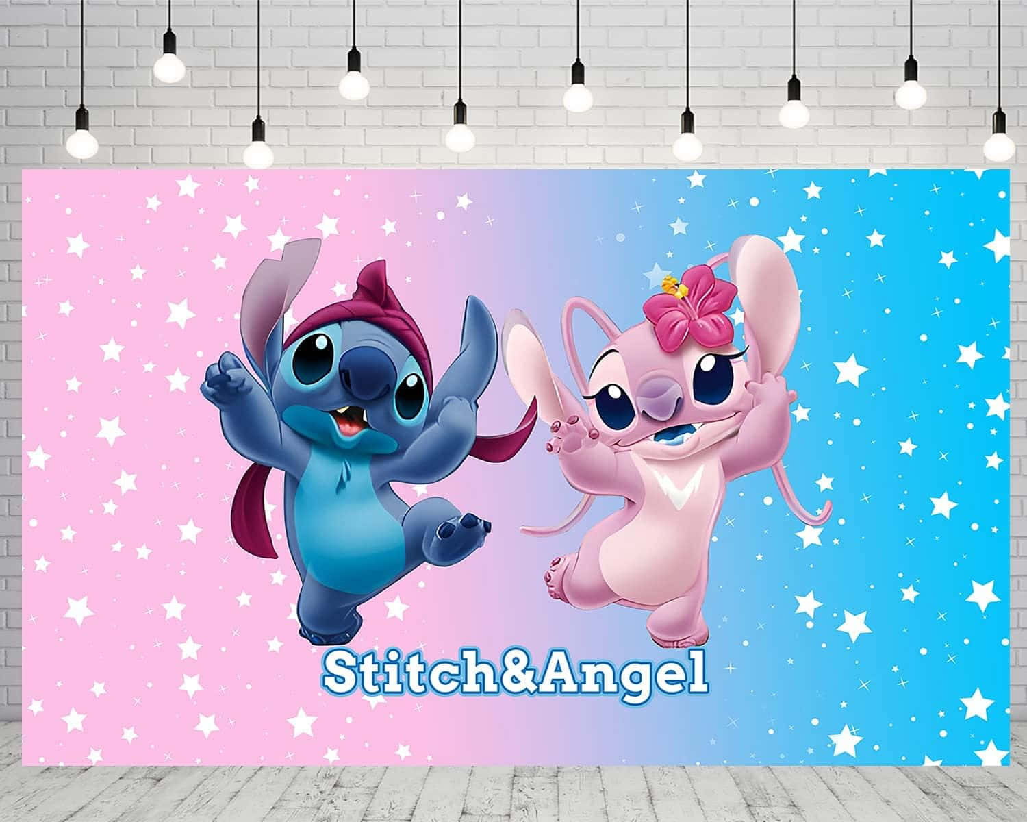 Love Stitch And Angel 桌布 壁紙 — 兩個卡通外星人史迪奇和安琪在粉紅到藍色漸變星空背景中快樂漂浮，掛有燈飾。
