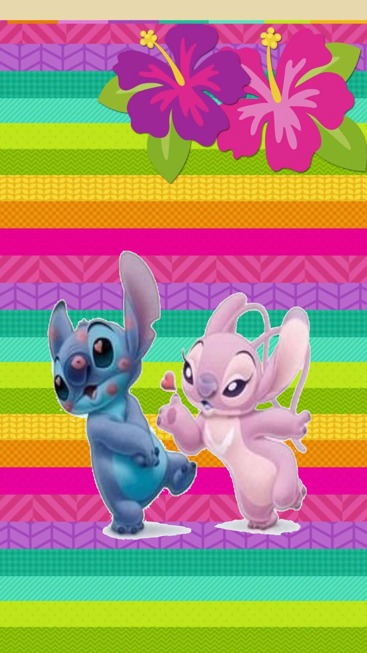 Love Stitch And Angel 桌布 壁紙 — 兩個卡通外星人在充滿活力的條紋背景上，伴隨著熱帶芙蓉花快樂地跳舞。