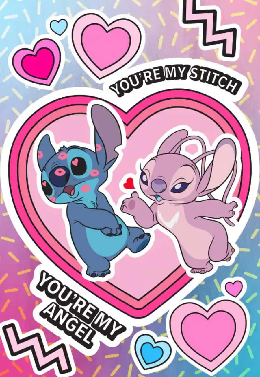 Love Stitch And Angel 桌布 壁紙 — 兩個卡通外星人在心形框內，周圍是心形和閃閃發光的五彩紙屑，還有浪漫的文字。