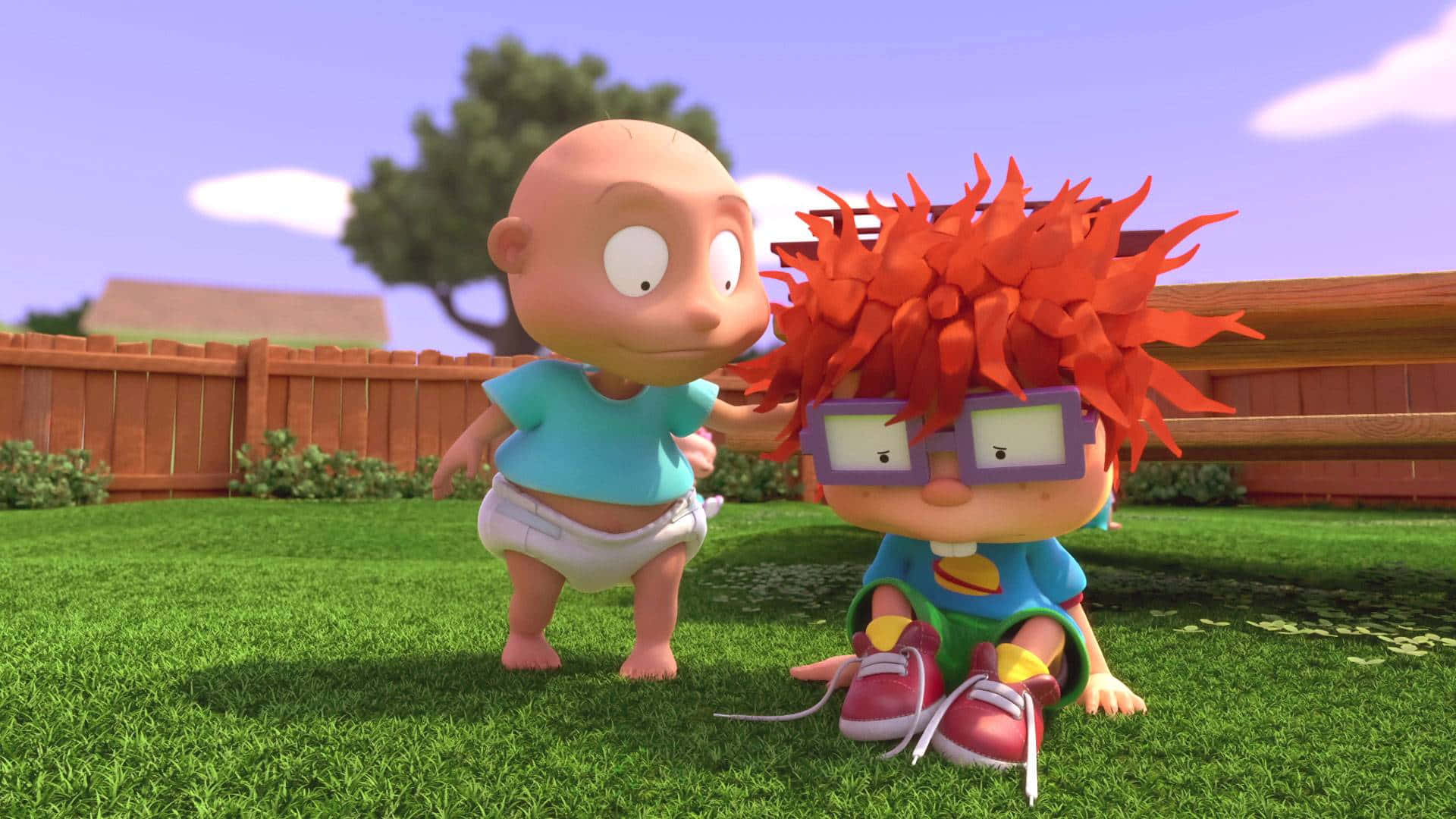 rugrats 桌布 壁紙 — 兩個卡通嬰兒在後院，一個有紅頭髮和眼鏡，另一個光頭，都在綠色草地上。